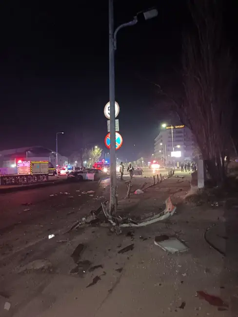 Foto Grav accident rutier. Mașina condusă de un șofer băut a intrat într-un stâlp şi s-a rupt în două. Un tânăr de 21 de ani a murit la spital