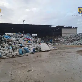 Foto Percheziții de amploare, în Olt şi alte judeţe: Poliția și DIICOT destructurează o rețea de fraudă cu reciclarea deșeurilor (FOTO&VIDEO)