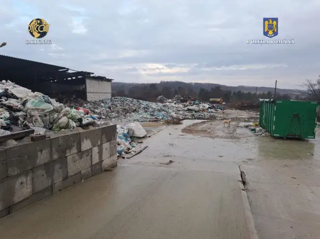 Foto Percheziții de amploare, în Olt şi alte judeţe: Poliția și DIICOT destructurează o rețea de fraudă cu reciclarea deșeurilor (FOTO&VIDEO)