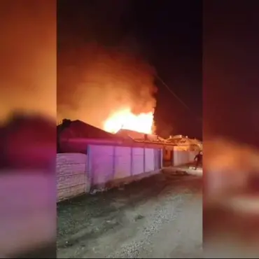 Foto VIDEO. Incendiu, noaptea trecută, într-o gospodărie din Cezieni