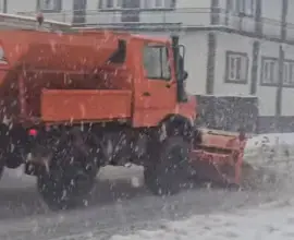 Foto Sute de utilaje de deszăpezire acționează pe drumurile din sud-vestul țării (VIDEO)